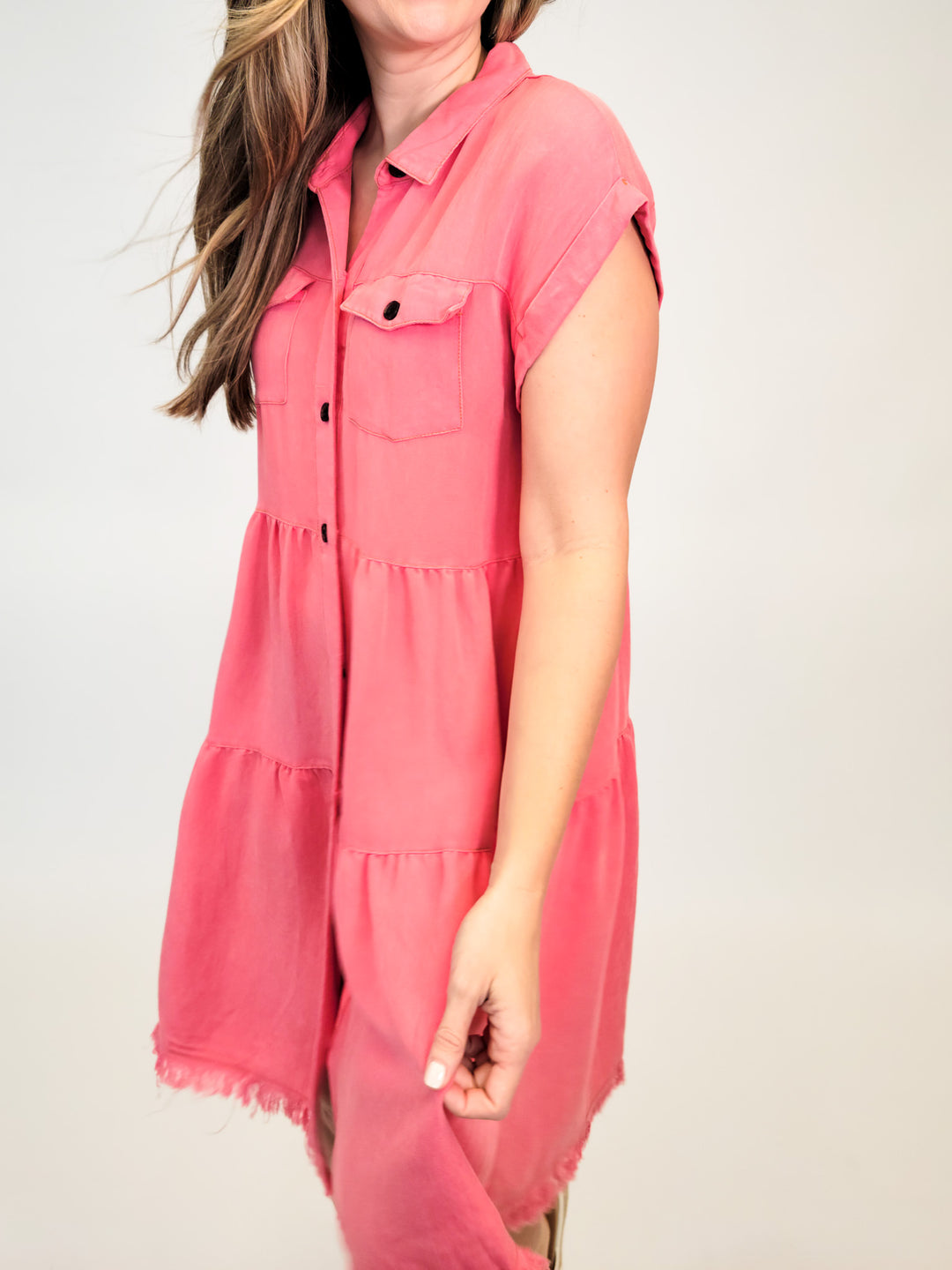 WASHED BUTTON DOWN TIERED DRESS W/ FRAYED HEM - CORAL PINK