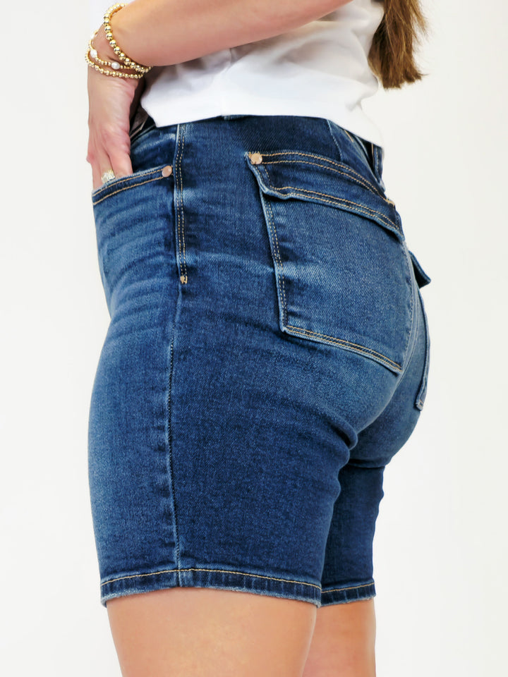 JUDY BLUE HW BERMUDAS W/BACK FLAP POCKET - DARK - 8" INSEAM
