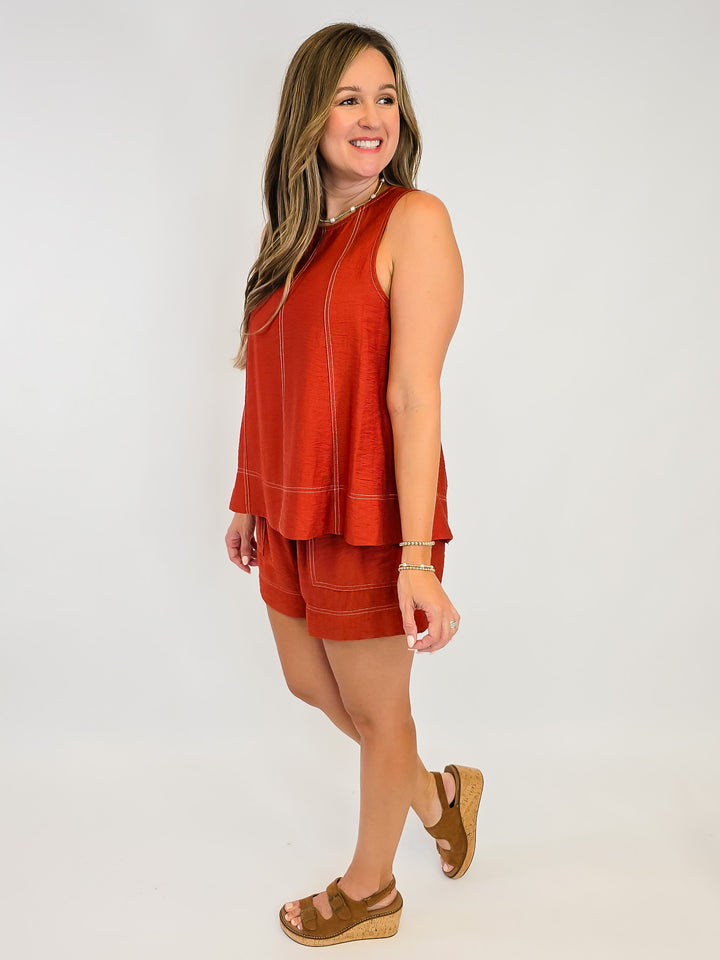 SLEEVELESS EXPOSED STITCHING SOLID TOP - TERRA COTTA