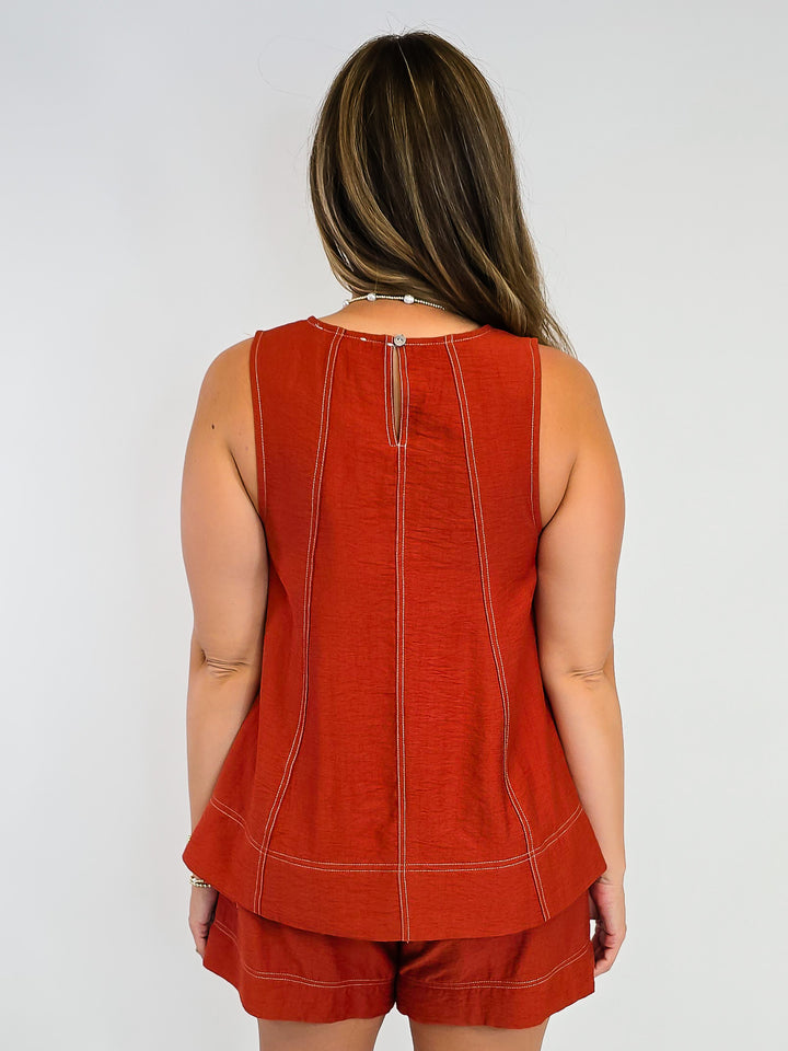 SLEEVELESS EXPOSED STITCHING SOLID TOP - TERRA COTTA