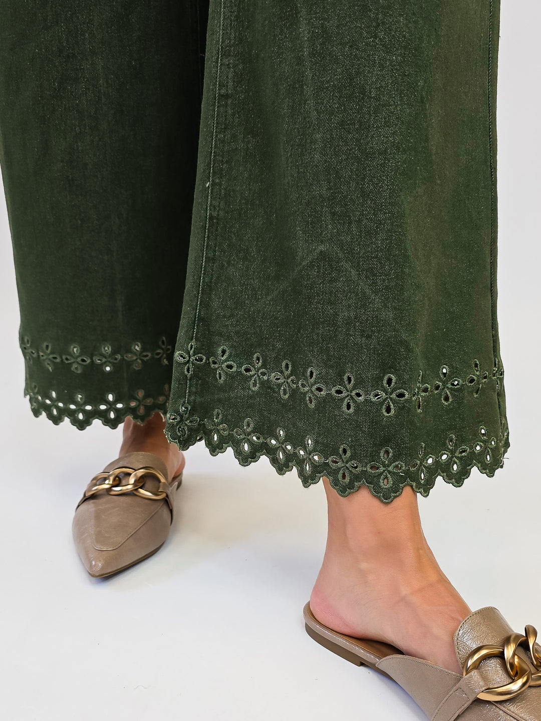 EMBROIDERED HEM ANKLE JEANS - OLIVE