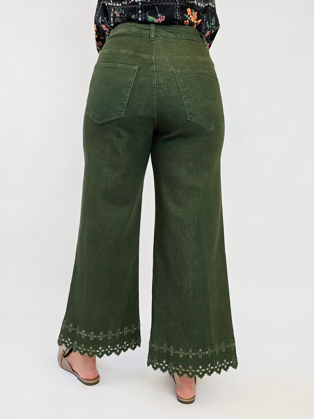 EMBROIDERED HEM ANKLE JEANS - OLIVE