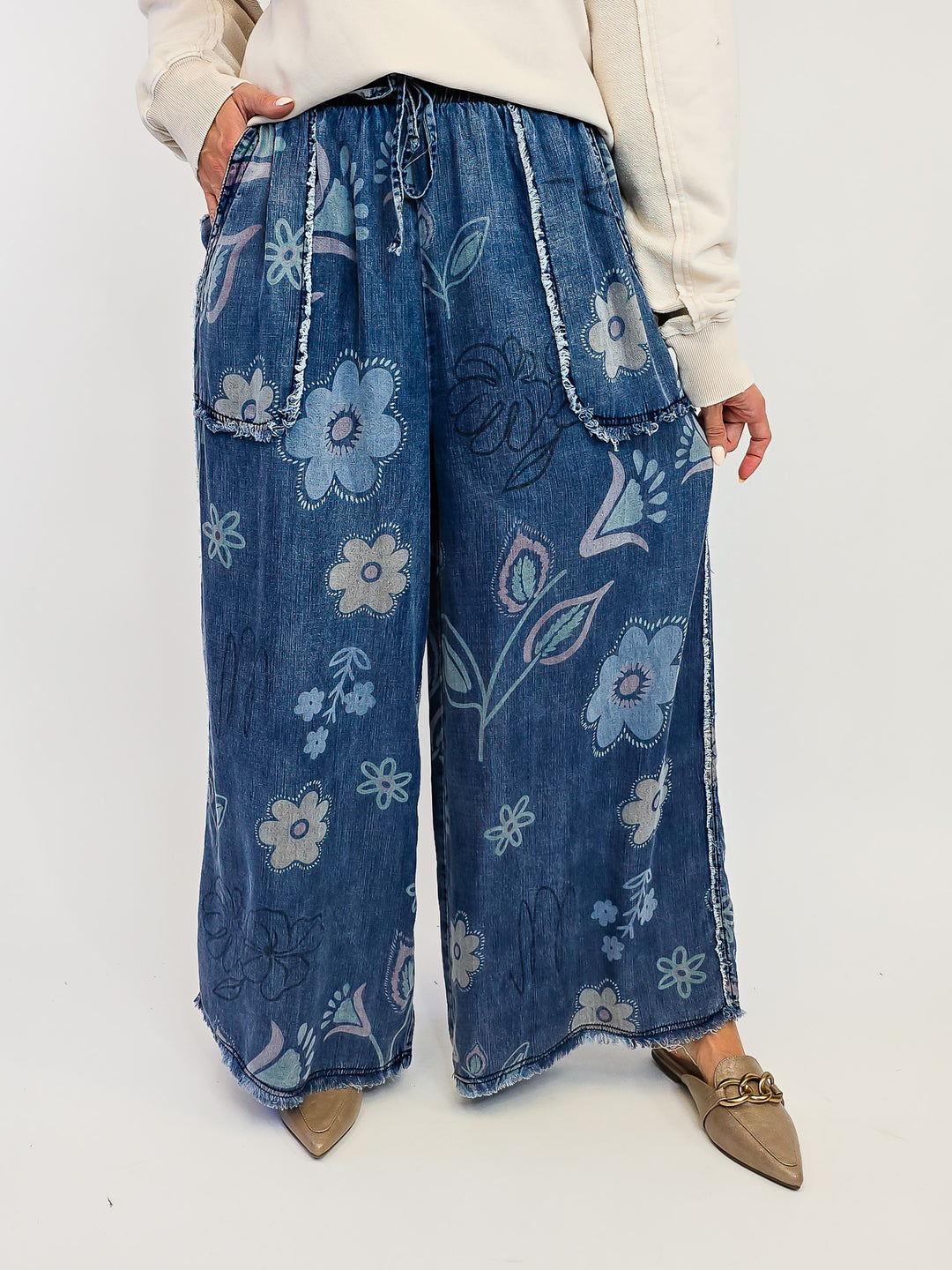 WIDE LEG FLOWER PRINT WASHED CHAMBRAY PANTS - DENIM