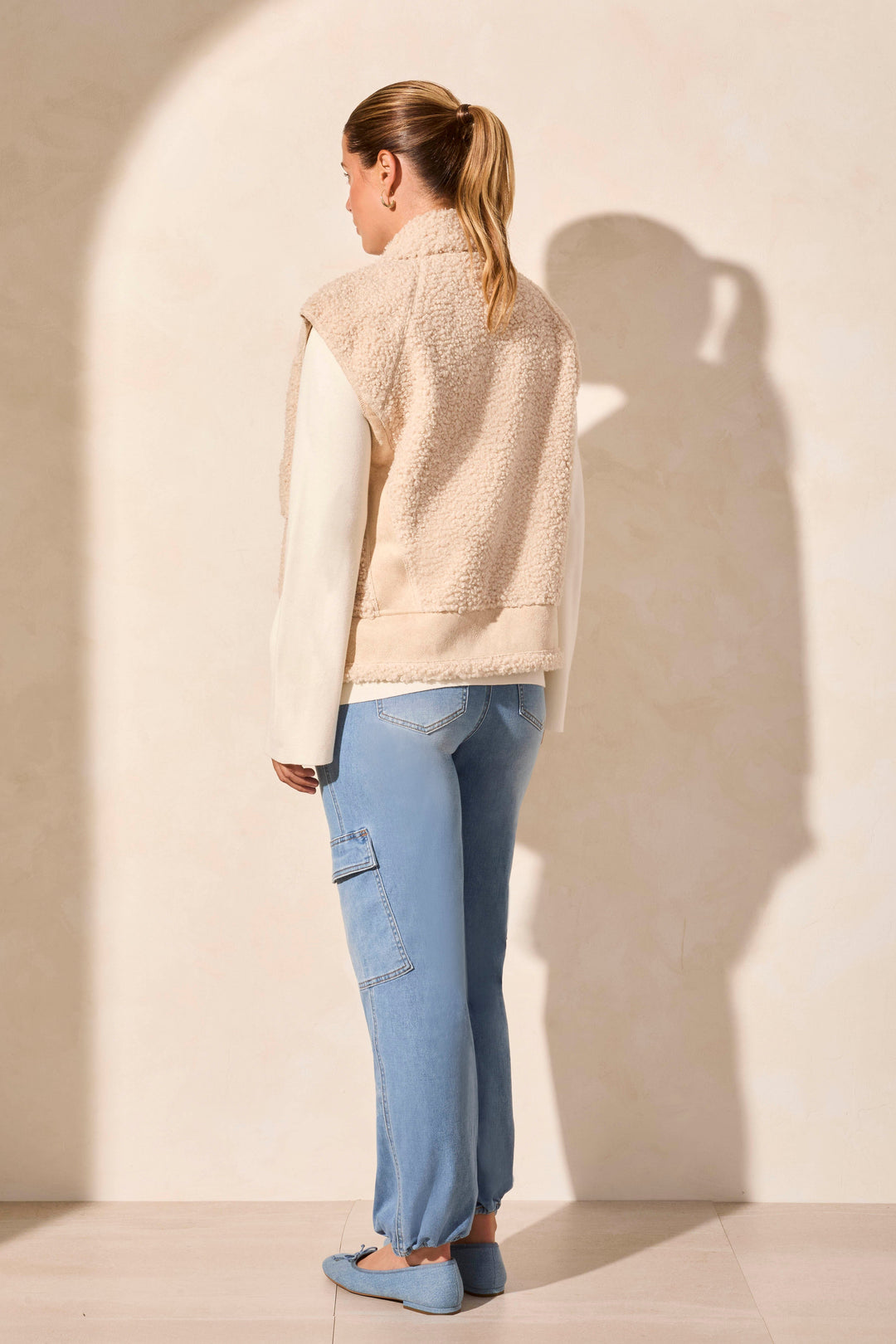 SLEEVELESS SHERPA VEST - LATTE