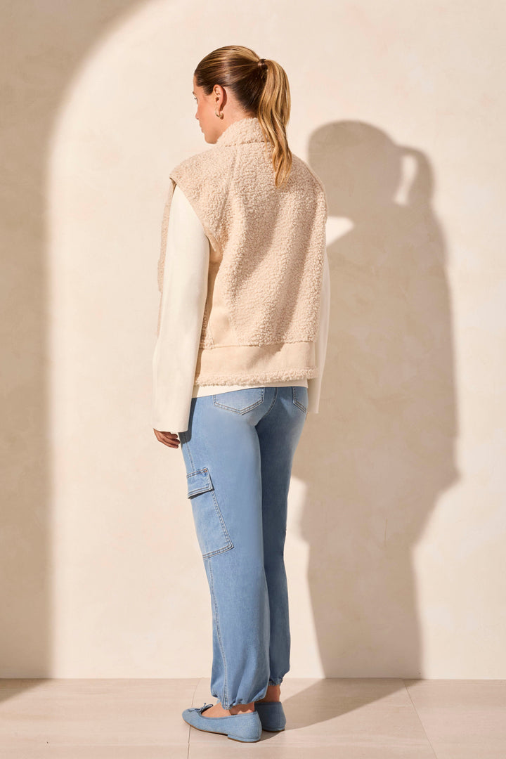 SLEEVELESS SHERPA VEST - LATTE