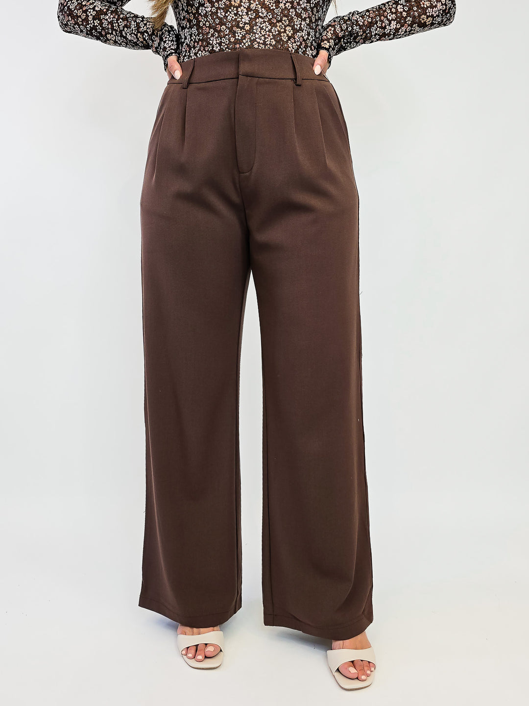 PLEATED WIDE LEG PANTS - MOCHA