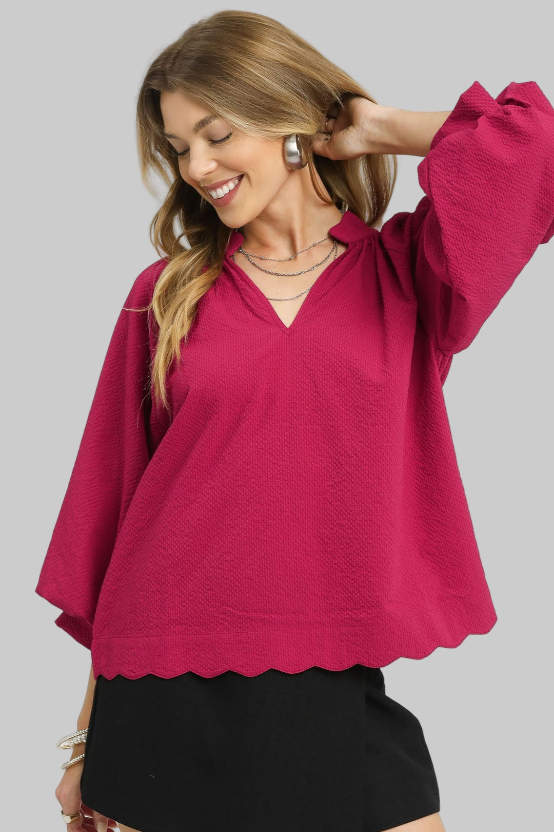 3/4 SLEEVE TEXTURED FABRIC SCALLOPED V-NECK TOP - CRIMSON
