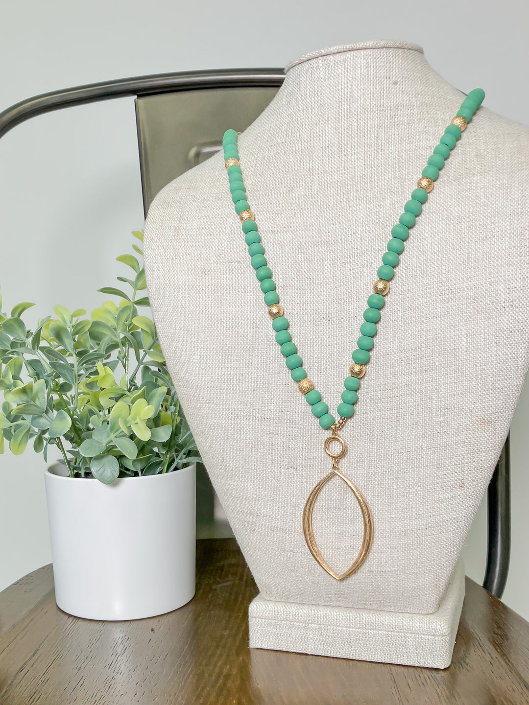 LEAF SHAPE METAL PENDANT NECKLACE - GREEN