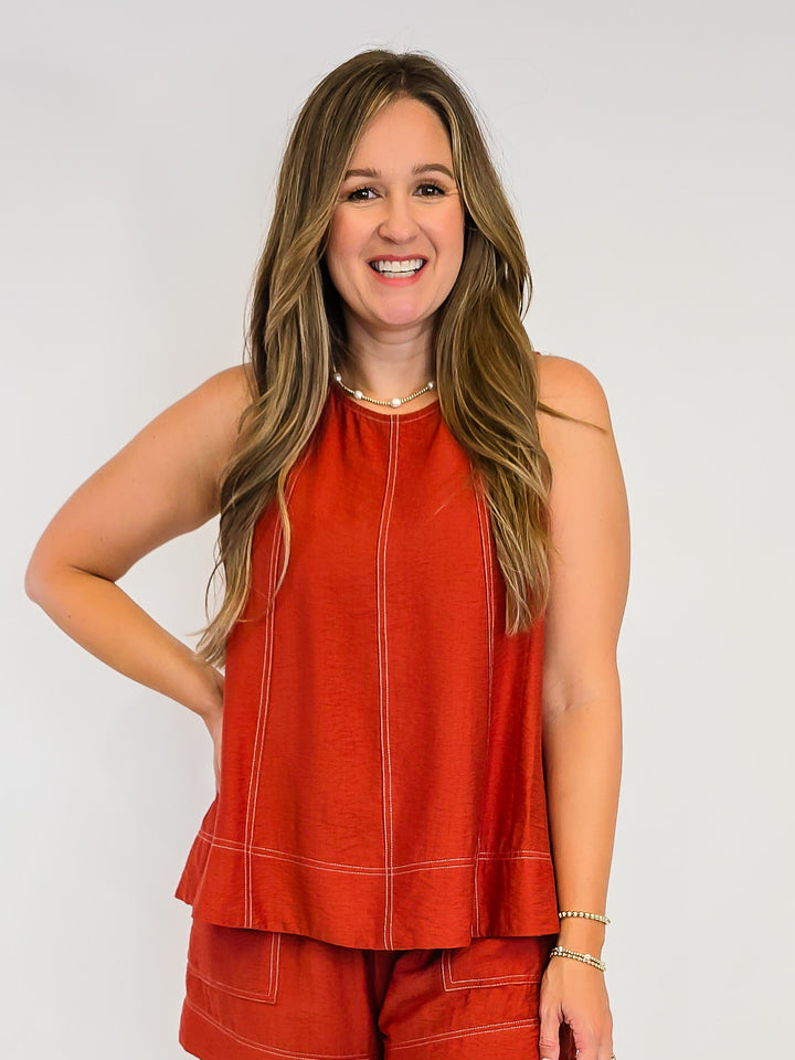 SLEEVELESS EXPOSED STITCHING SOLID TOP - TERRA COTTA