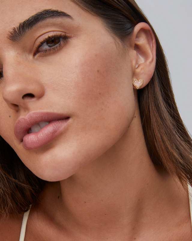 KENDRA SCOTT ARI HEART STUD EARRINGS - GOLD ROSE QUARTZ