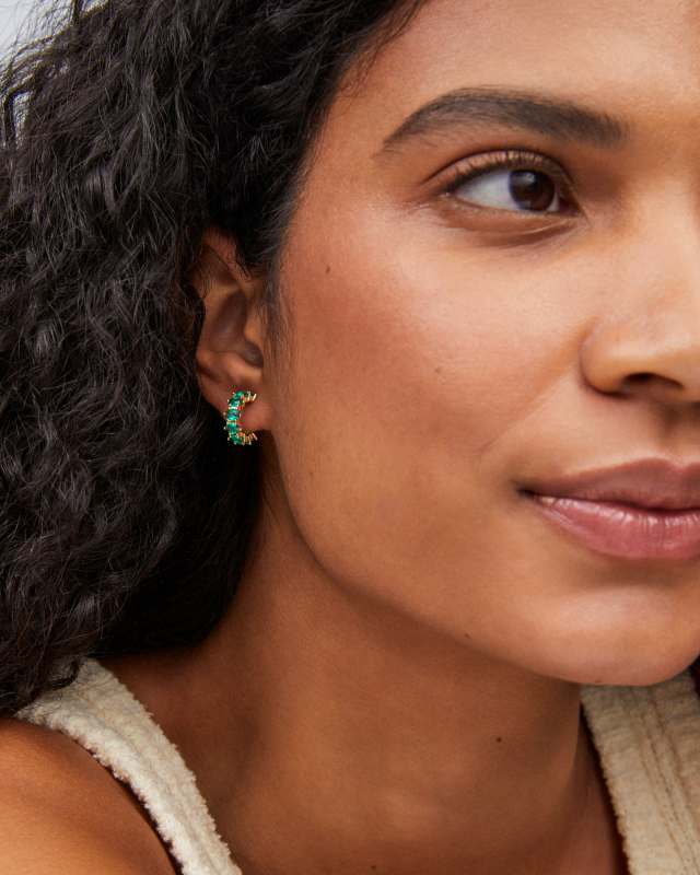 KENDRA SCOTT CAILIN CRYSTAL HUGGIE EARRINGS - GOLD GREEN CRYSTAL