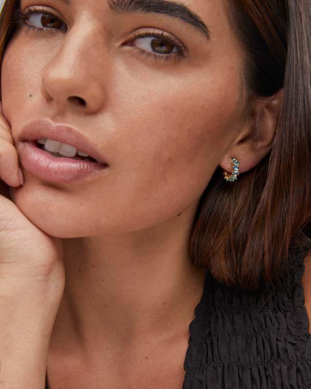 KENDRA SCOTT CAILIN CRYSTAL HUGGIE EARRINGS - GOLD AQUA CRYSTAL