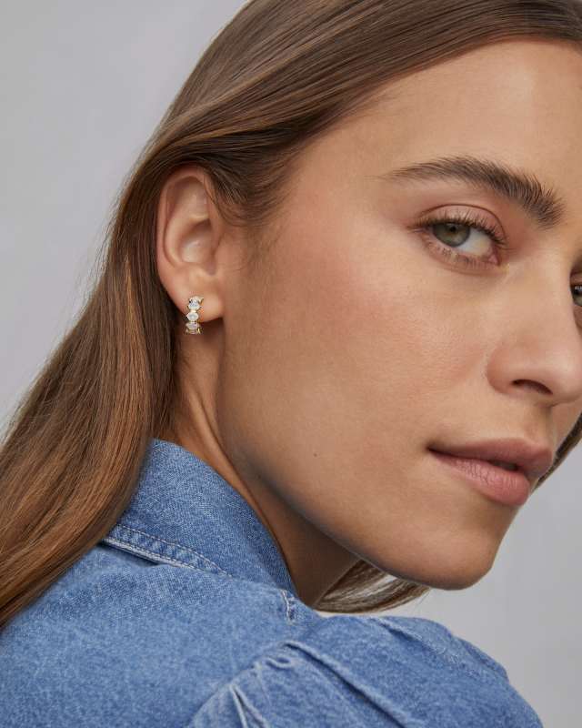 KENDRA SCOTT CAILIN CRYSTAL HUGGIE EARRINGS - GOLD CHAMPAGNE OPAL CRYSTAL