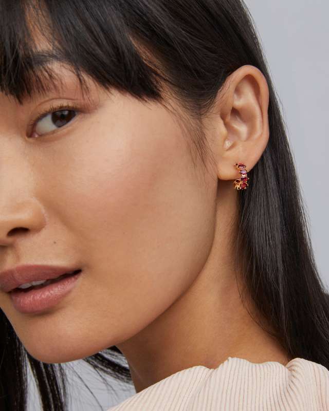 KENDRA SCOTT CAILIN CRYSTAL HUGGIE EARRINGS - GOLD RED CRYSTAL