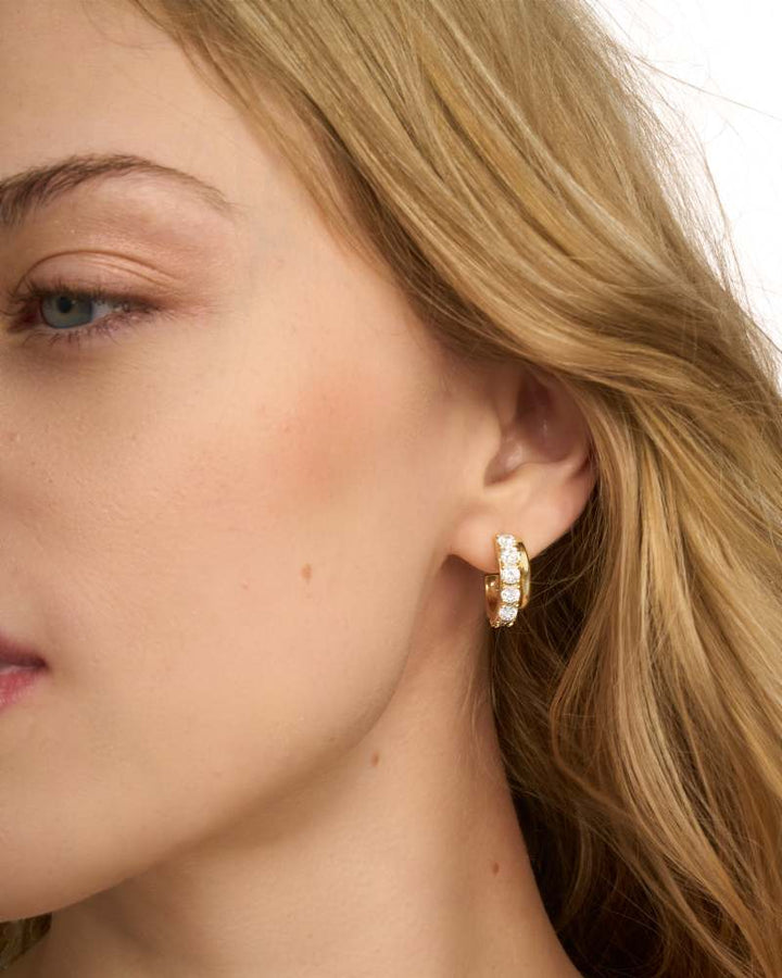 KENDRA SCOTT LIVY HUGGIE EARRING - GOLD METAL