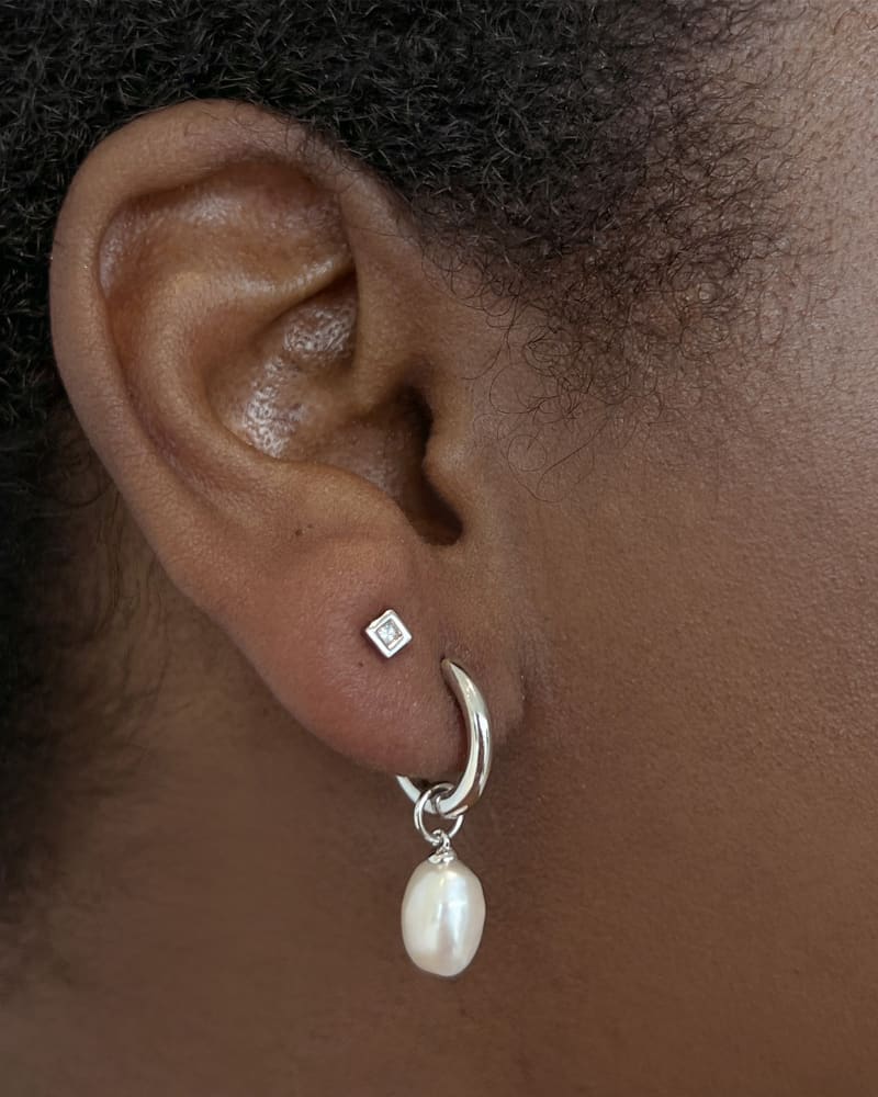 KENDRA SCOTT WILLA PEARL HUGGIE EARRINGS - SILVER WHITE PEARL