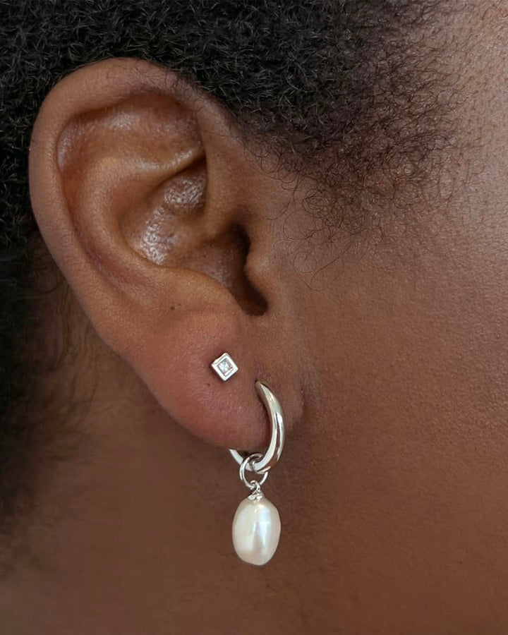 KENDRA SCOTT WILLA PEARL HUGGIE EARRINGS - SILVER WHITE PEARL