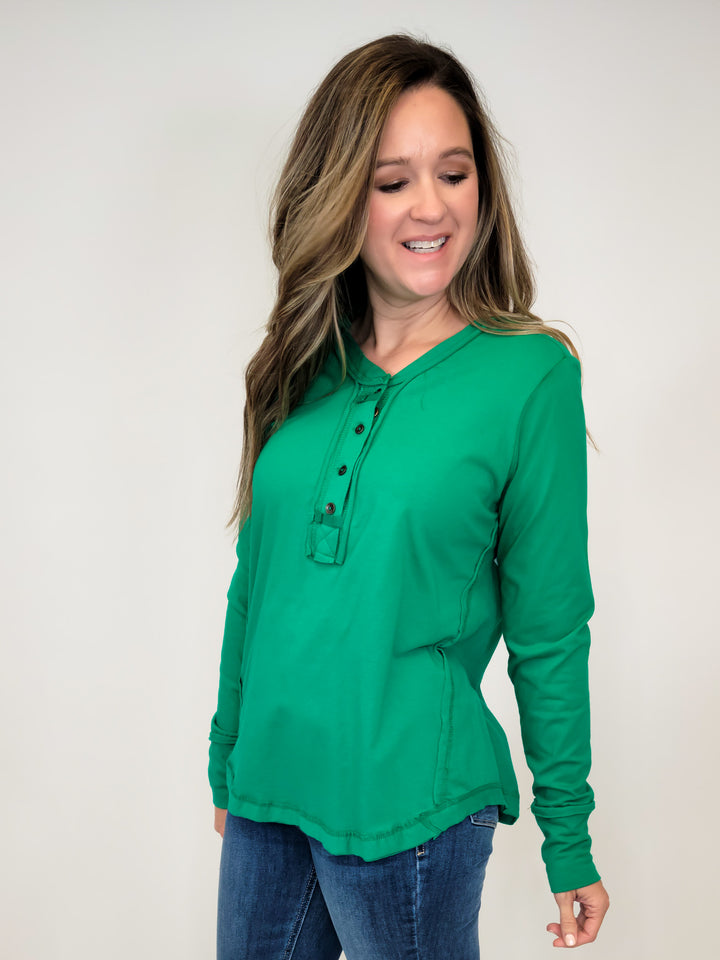 RELAXED LONG SLEEVE HENLEY TOP - KELLY GREEN
