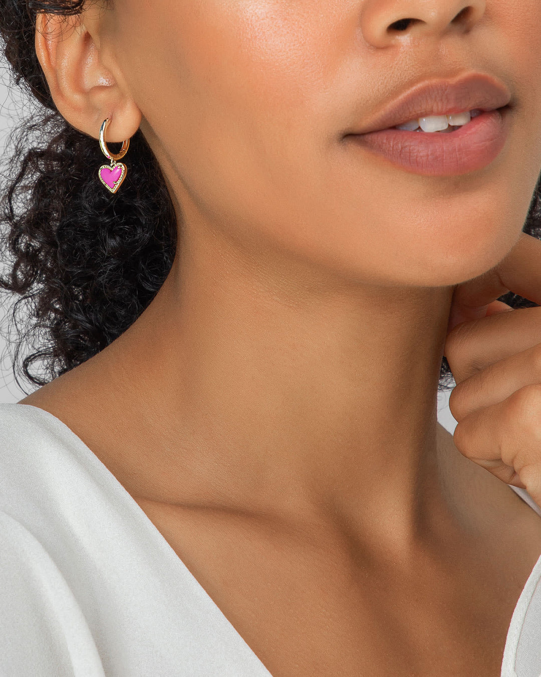 KENDRA SCOTT ARI HEART HUGGIE EARRINGS - RHODIUM IVORY MOP