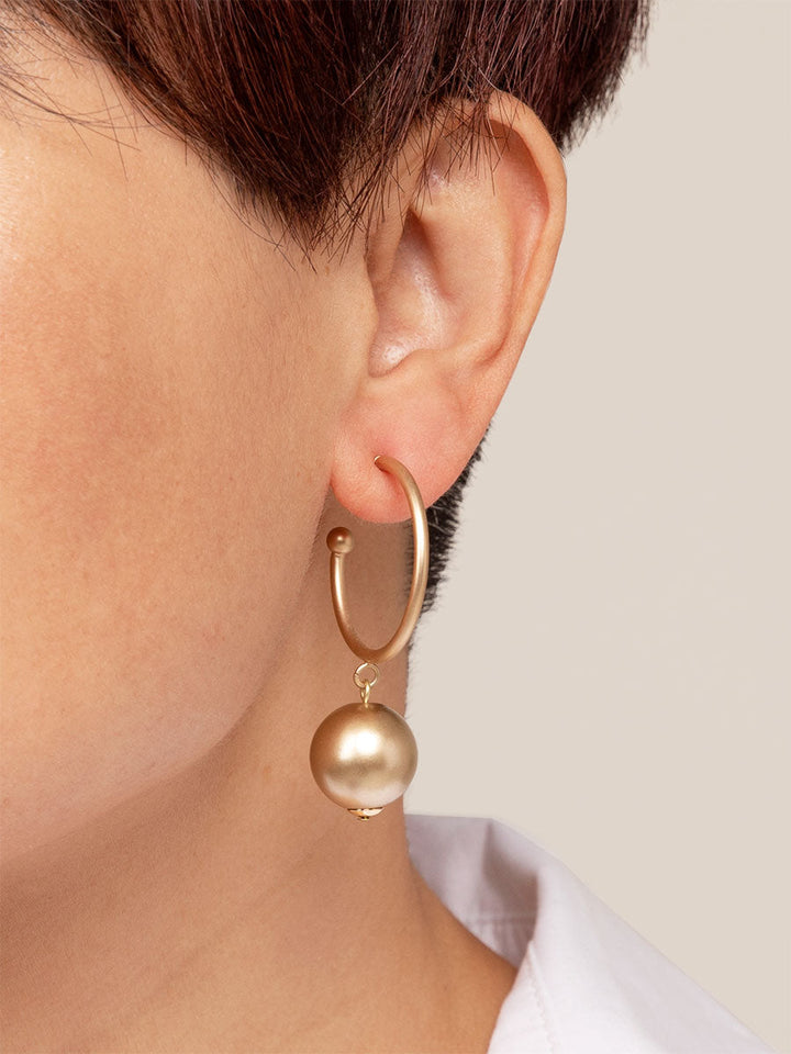 C-HOOP WITH GOLD BEAD EARRING - MATTE SILVER