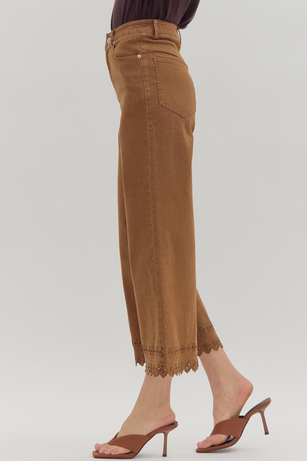 EMBROIDERED HEM ANKLE JEANS - BROWN