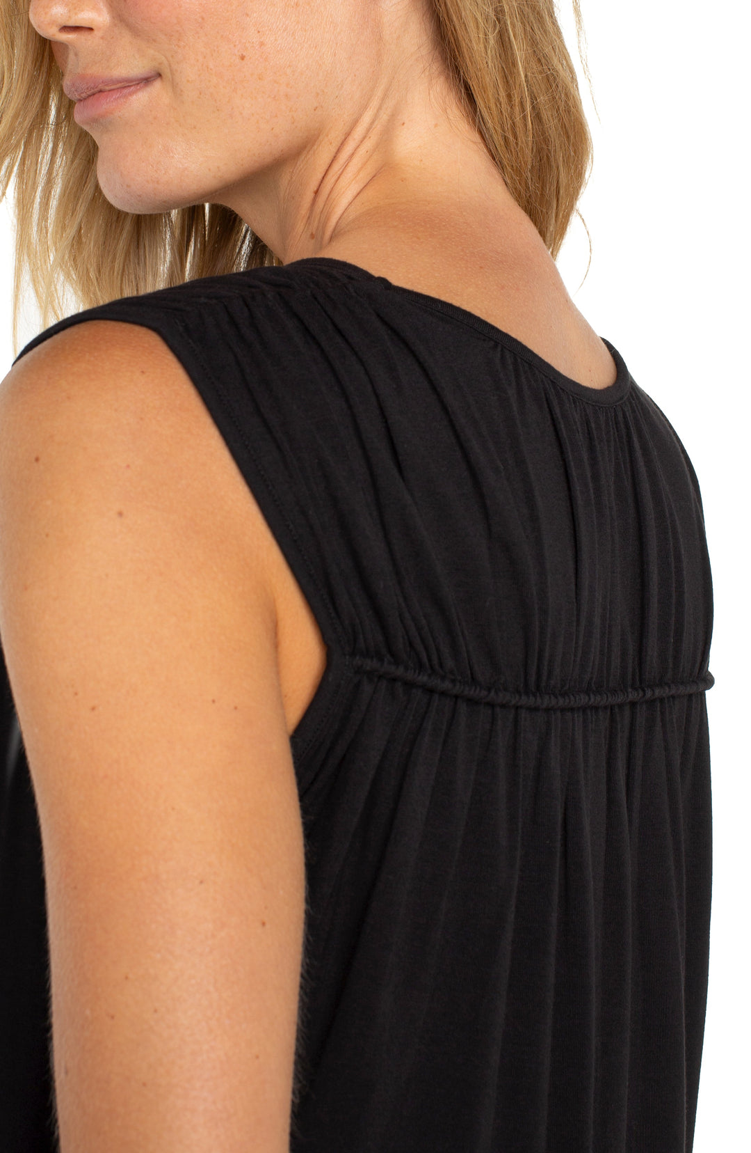 SLEEVELESS SHIRRED DETAIL KNIT TOP - BLACK