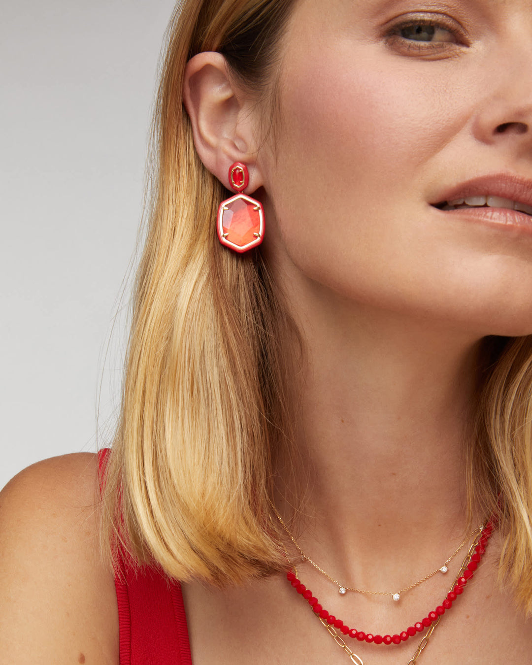 KENDRA SCOTT DAPHNE ENAMEL FRAME DROP EARRINGS - GOLD RED ILLUSION