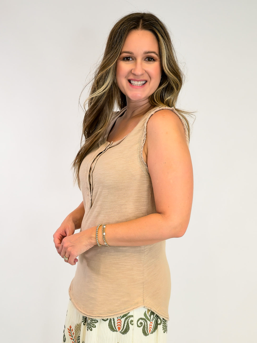 SOLID KNIT SLEEVELESS RAW EDGE TOP - TAUPE