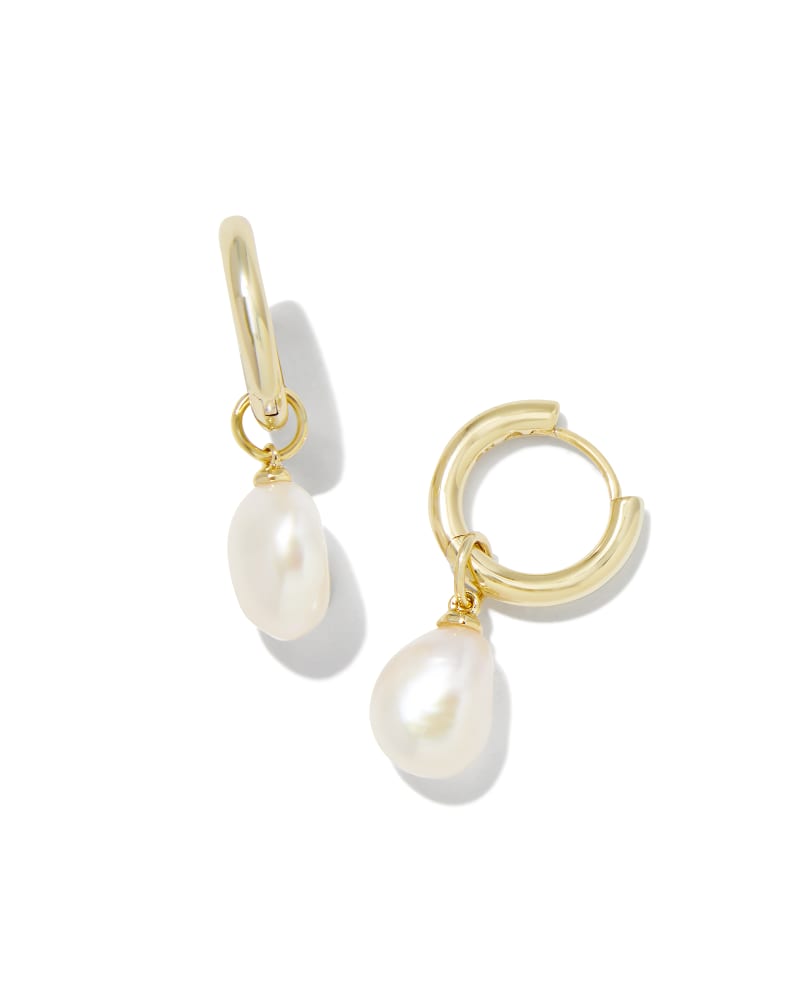 KENDRA SCOTT WILLA PEARL HUGGIE EARRINGS - GOLD WHITE PEARL