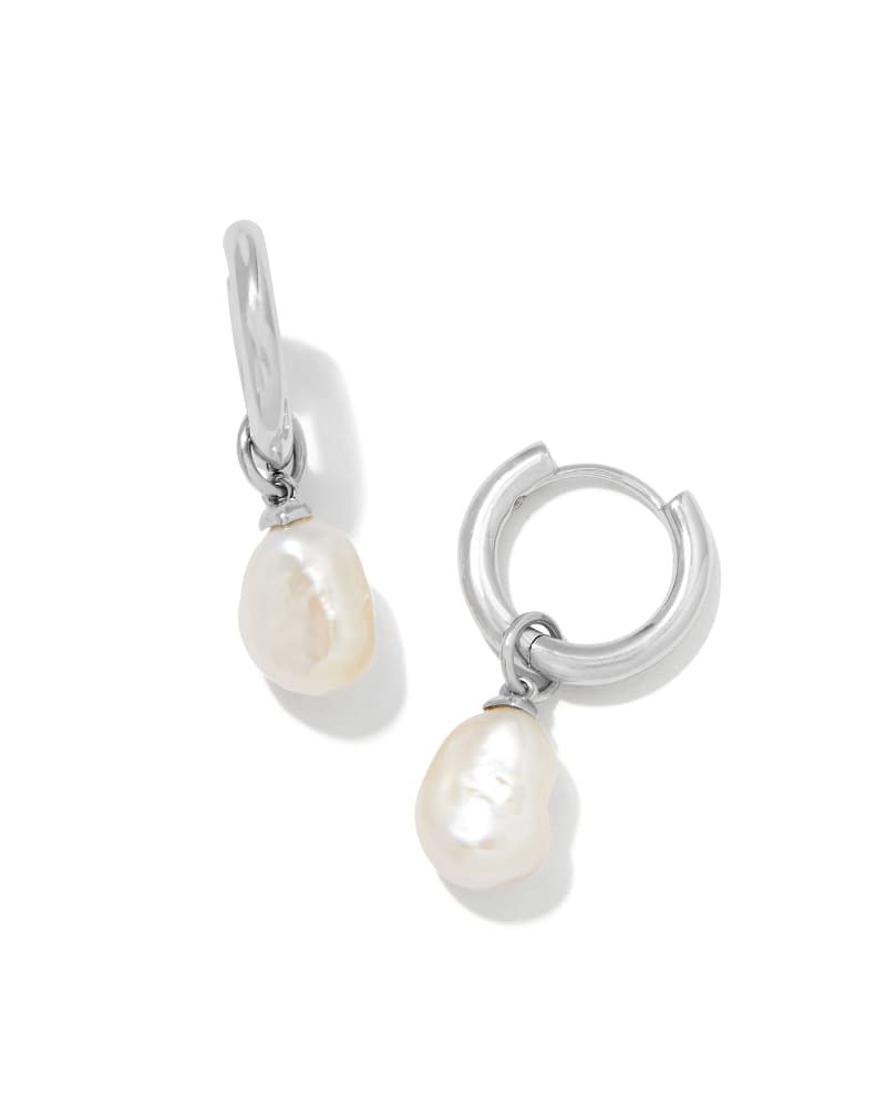 KENDRA SCOTT WILLA PEARL HUGGIE EARRINGS - SILVER WHITE PEARL