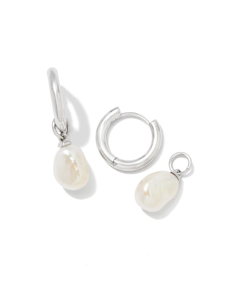 KENDRA SCOTT WILLA PEARL HUGGIE EARRINGS - SILVER WHITE PEARL