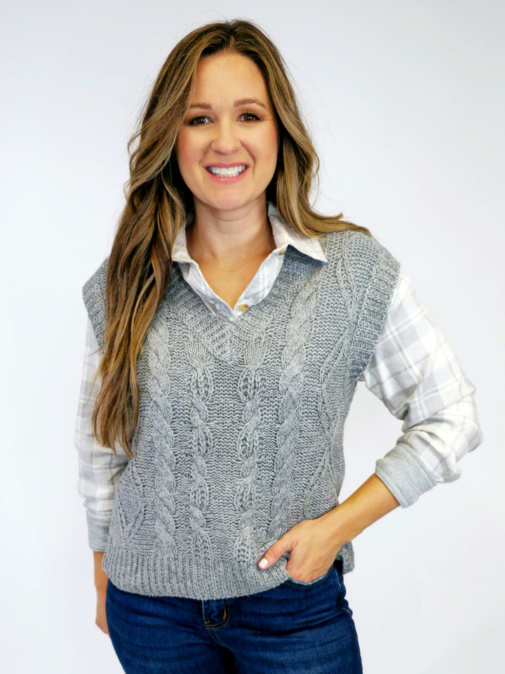 CHUNKY CABLE KNIT V-NECK SWEATER VEST - HEATHER GREY