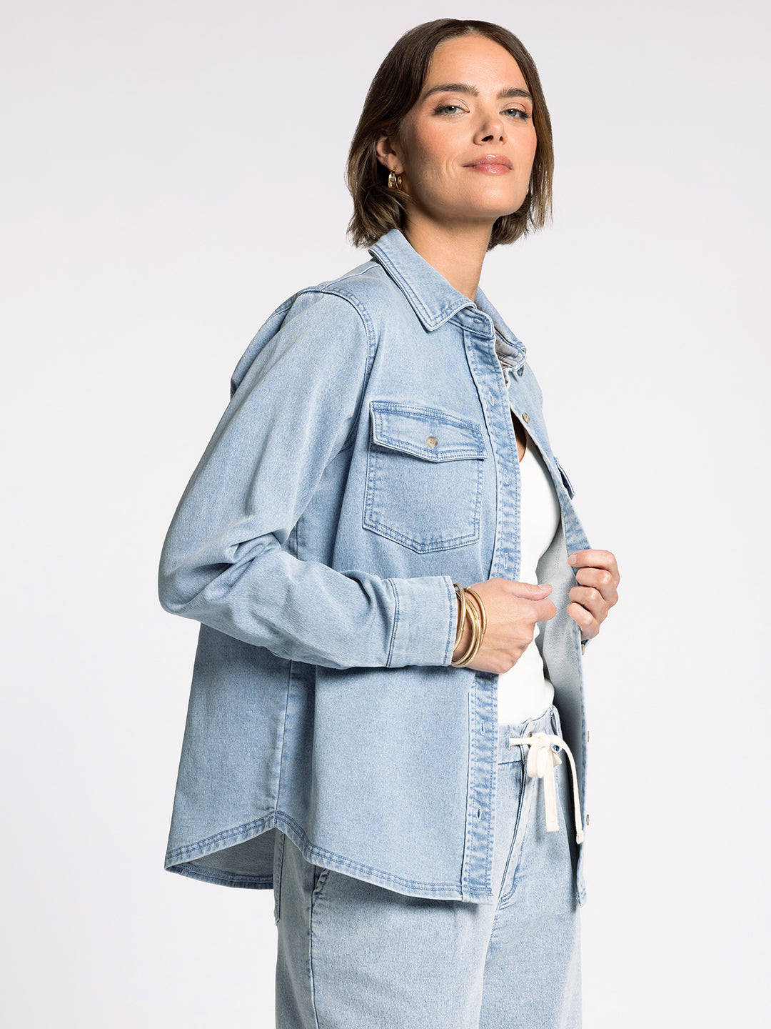LONG SLEEVE COLLARED BUTTON UP DENIM RYLEE SHIRT - LIGHT WASH