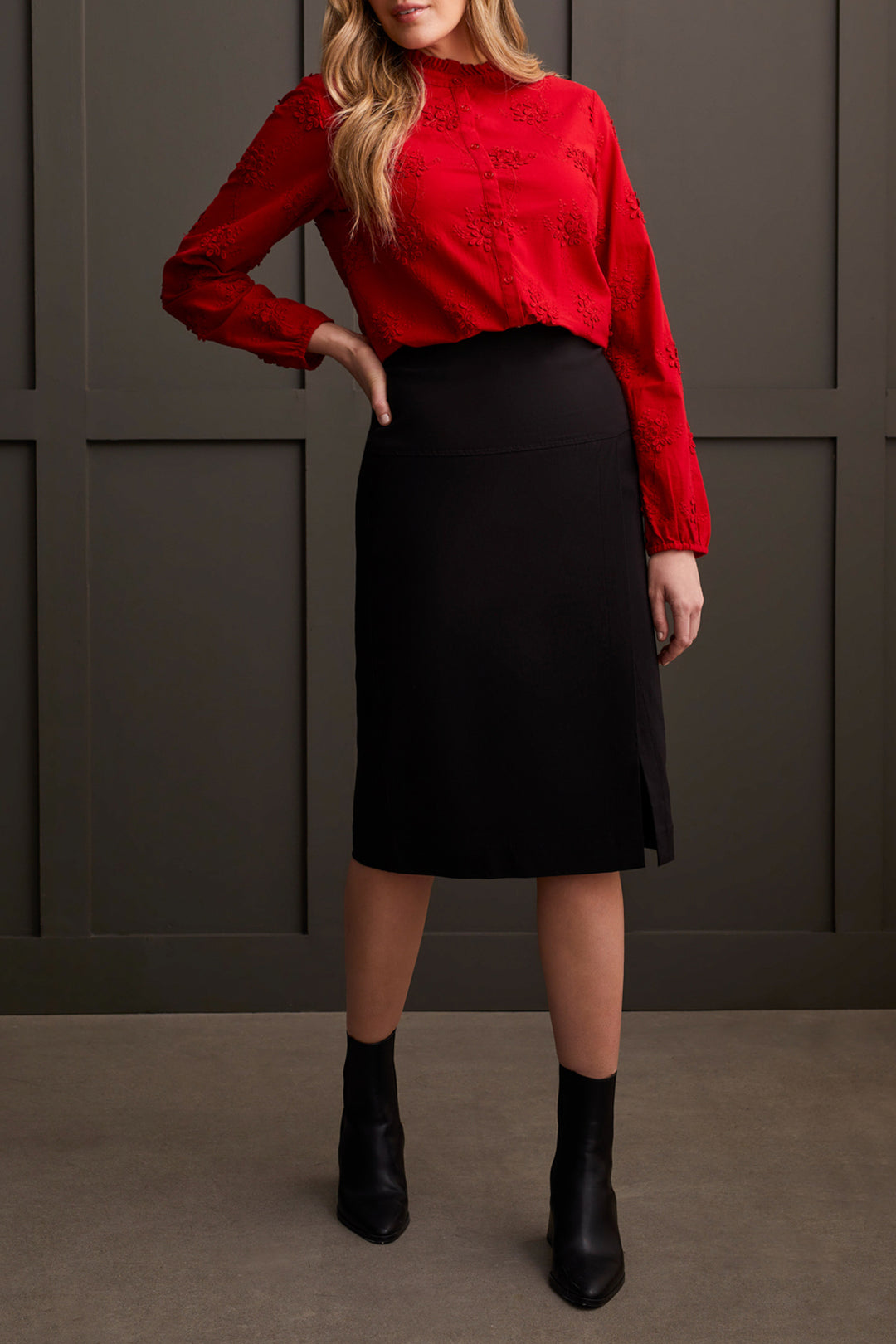 LONG SLEEVE BUTTON FRONT BLOUSE W/RUFFLE COLLAR - SCARLET