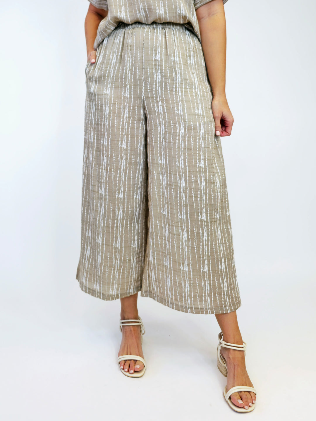 ABSTRACT PRINT LOOSE CROPPED PANTS - TAUPE