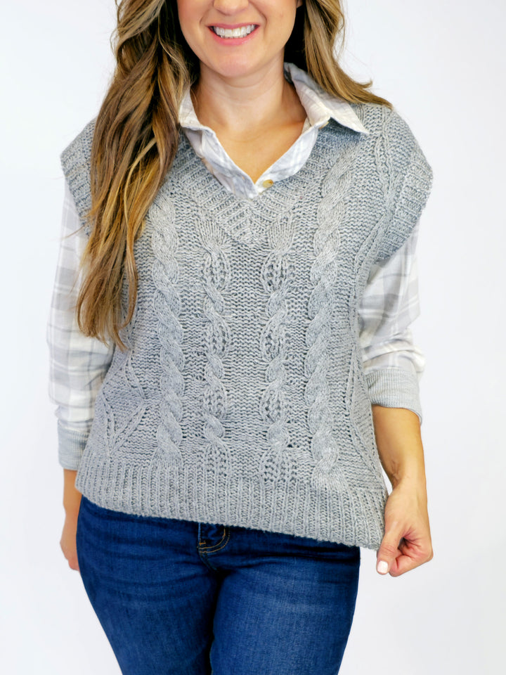 CHUNKY CABLE KNIT V-NECK SWEATER VEST - HEATHER GREY