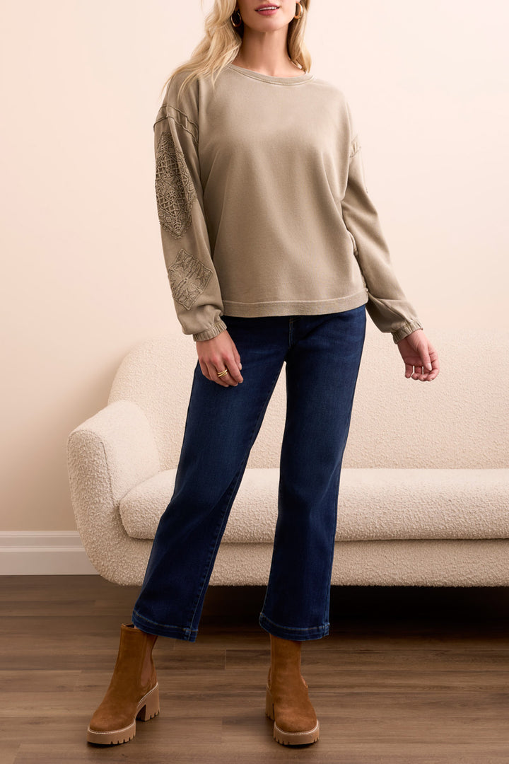CREW NECK APPLIQUE DETAIL W/SPECIAL WASH - LIGHT OLIVE LEAF