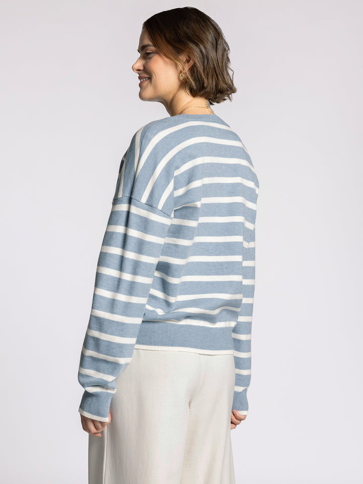 ROUND NECK STRIPED PRESTON SWEATER - DUSTY BLUE/IVORY