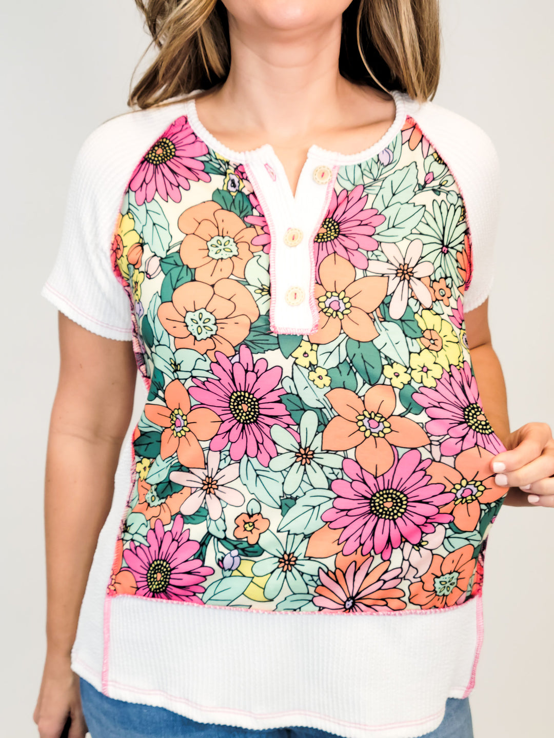 SHORT SLEEVE FLORAL TOP W/BUTTON DETAIL - IVORY/PINK