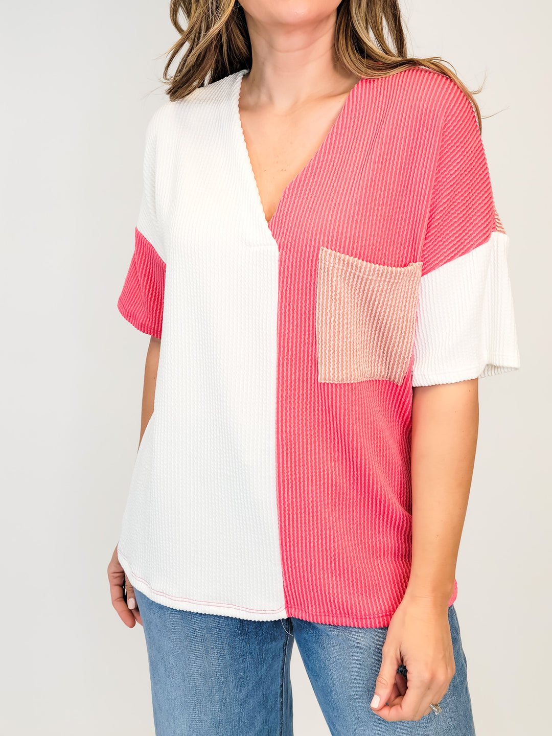 V-NECK COLOR BLOCKED RIBBED TOP - OFF WHITE/CORAL