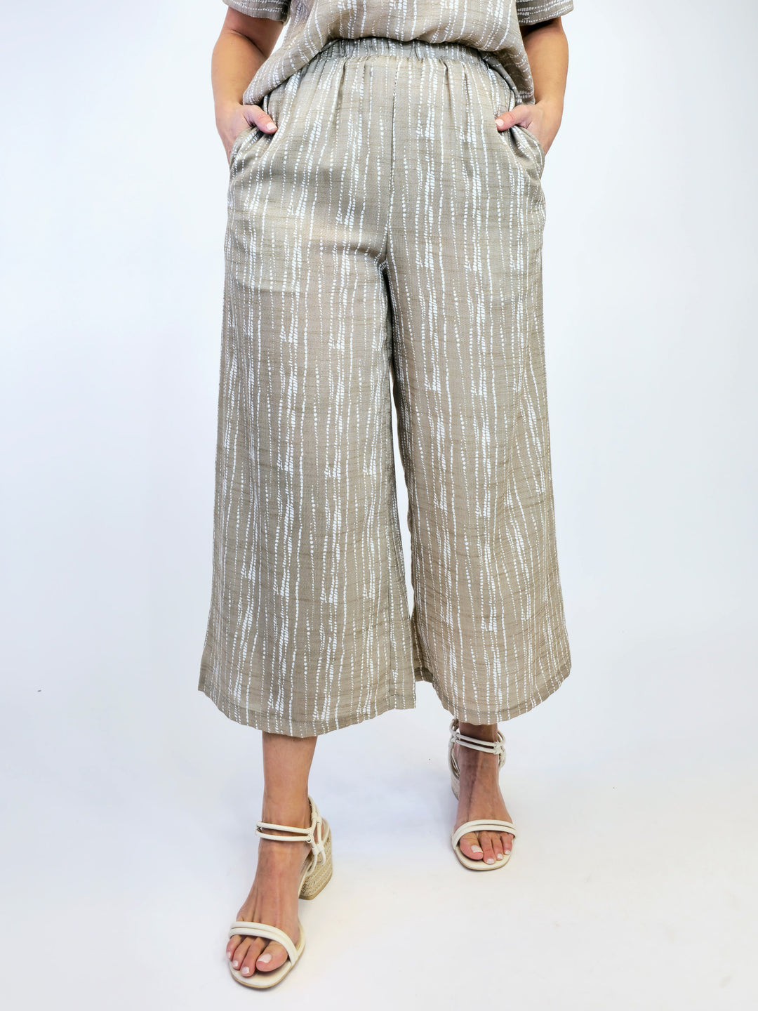 ABSTRACT PRINT LOOSE CROPPED PANTS - TAUPE