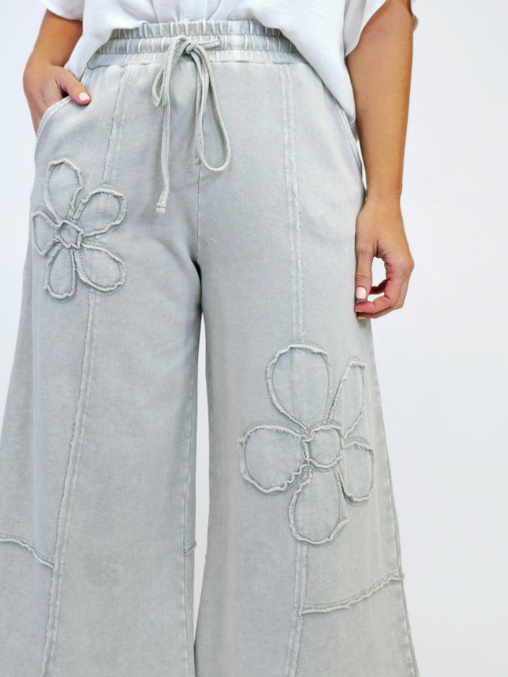 FLOWER PATCH MINERAL WASHED TERRY KNIT PANTS - STONE