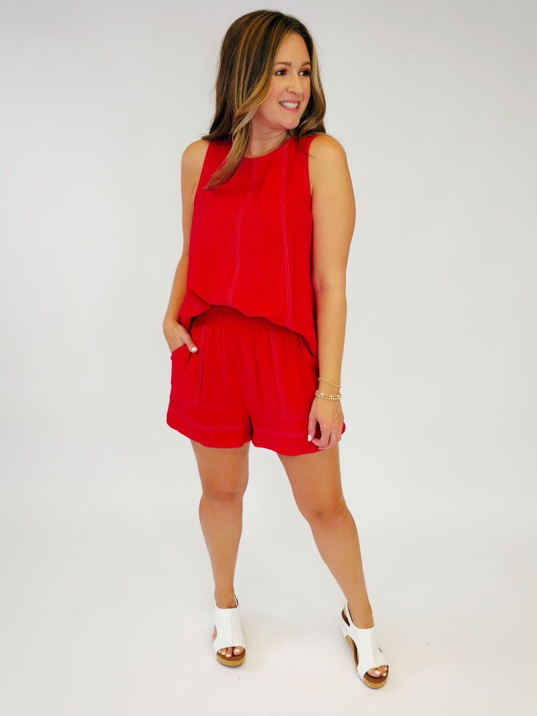 SLEEVELESS EXPOSED STITCHING SOLID TOP - RED
