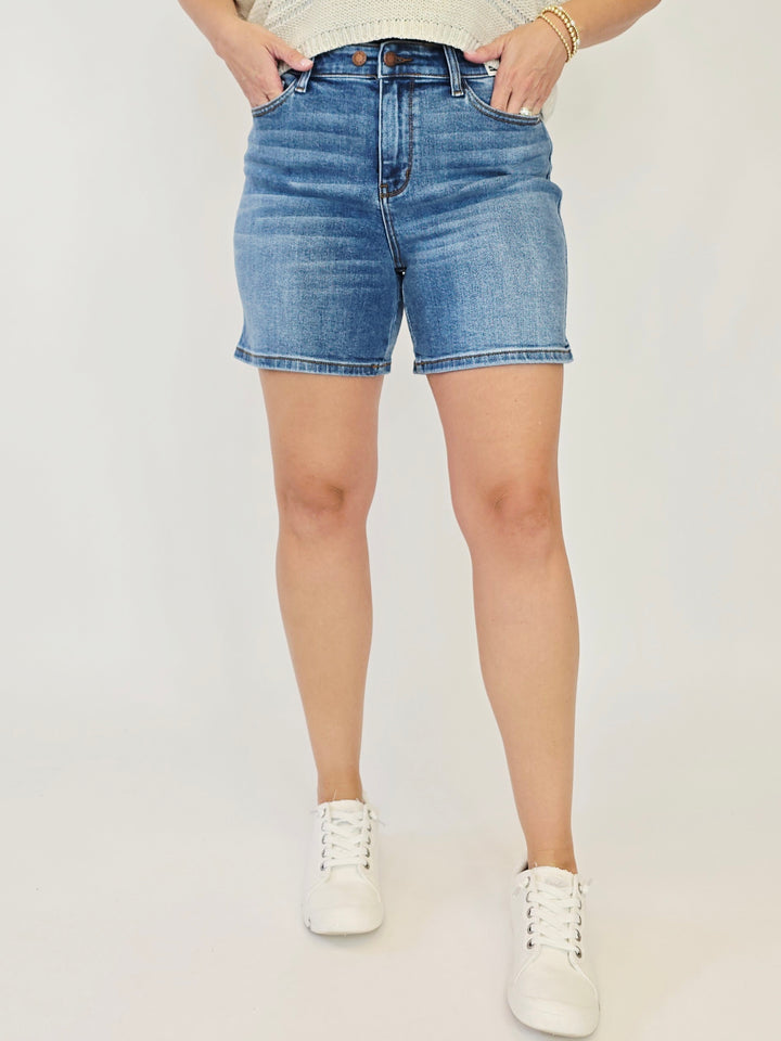 JUDY BLUE 2 BUTTON MID LENGTH DAD SHORTS - MEDIUM - 5.25" INSEAM