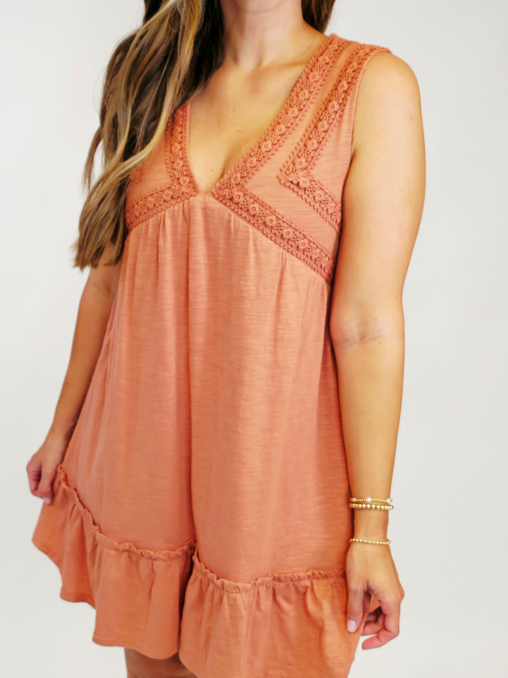 TRIM DETAIL V-NECK SLEEVELESS SHORT KNIT DRESS - RUST