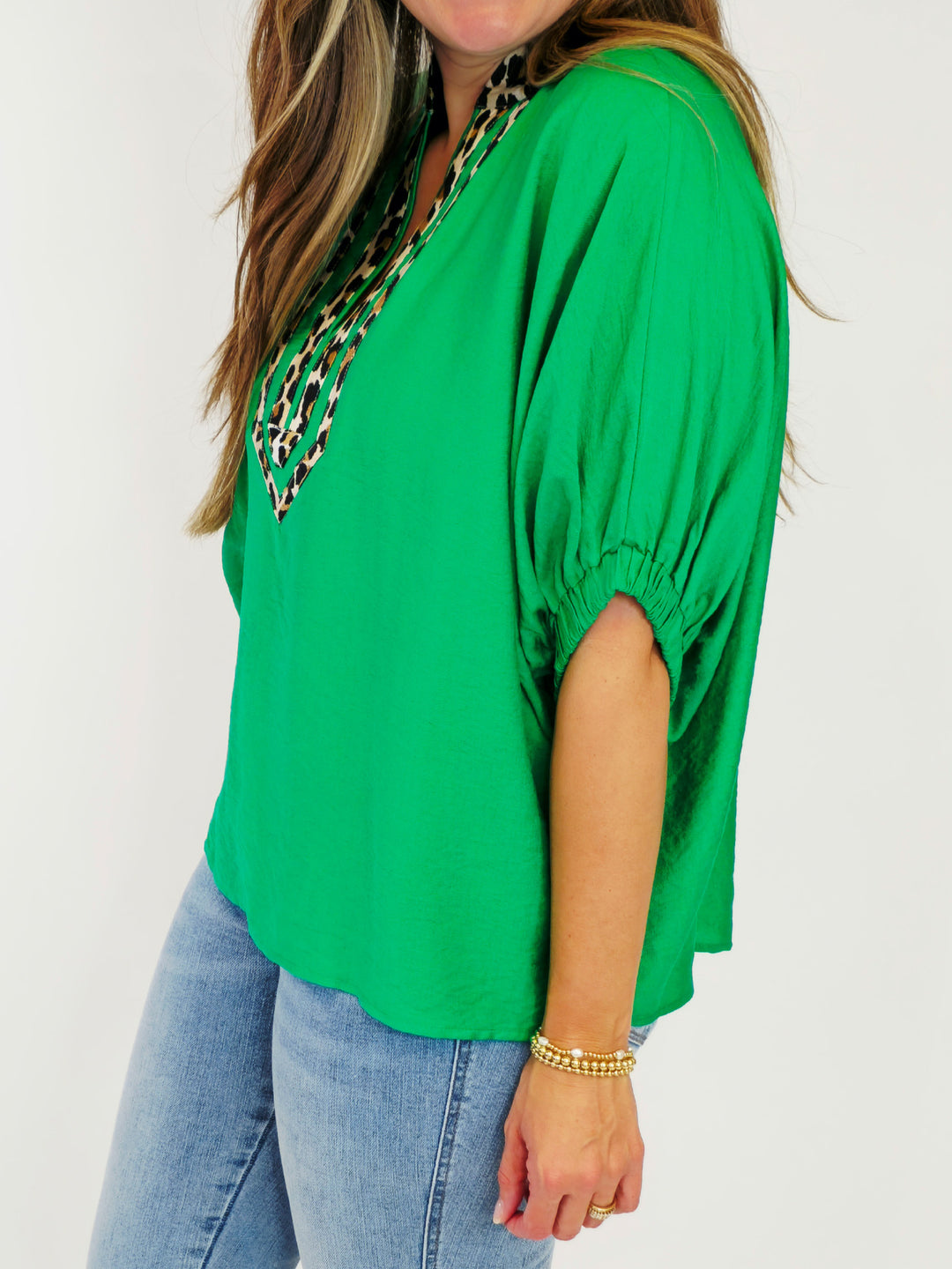 DOLMAN SLEEVE LEOPARD PRINT ACCENT SPLIT NECK TOP - GREEN