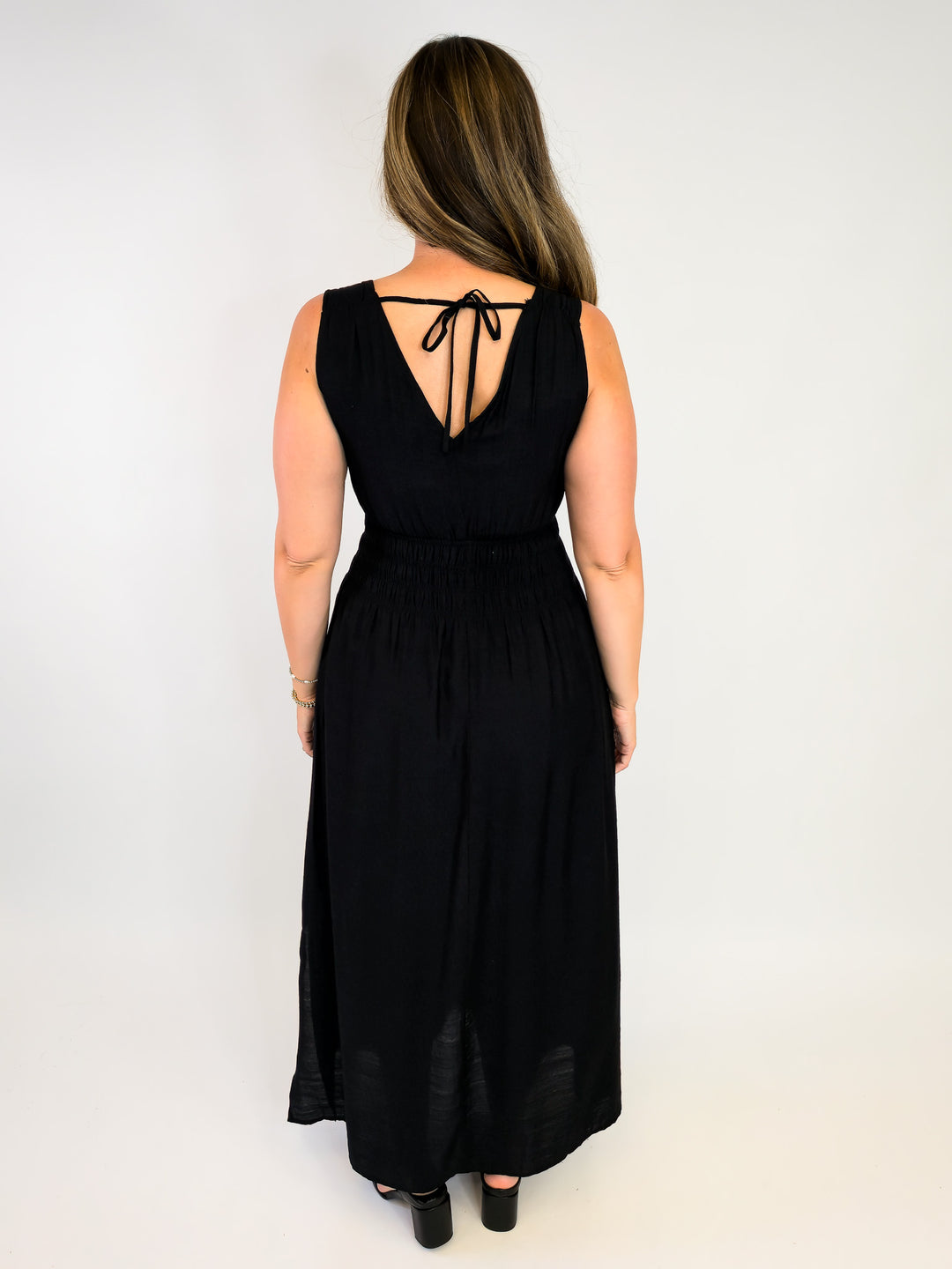 SLEEVELESS SOLID MAXI DRESS W/SMOCKED WAIST - BLACK