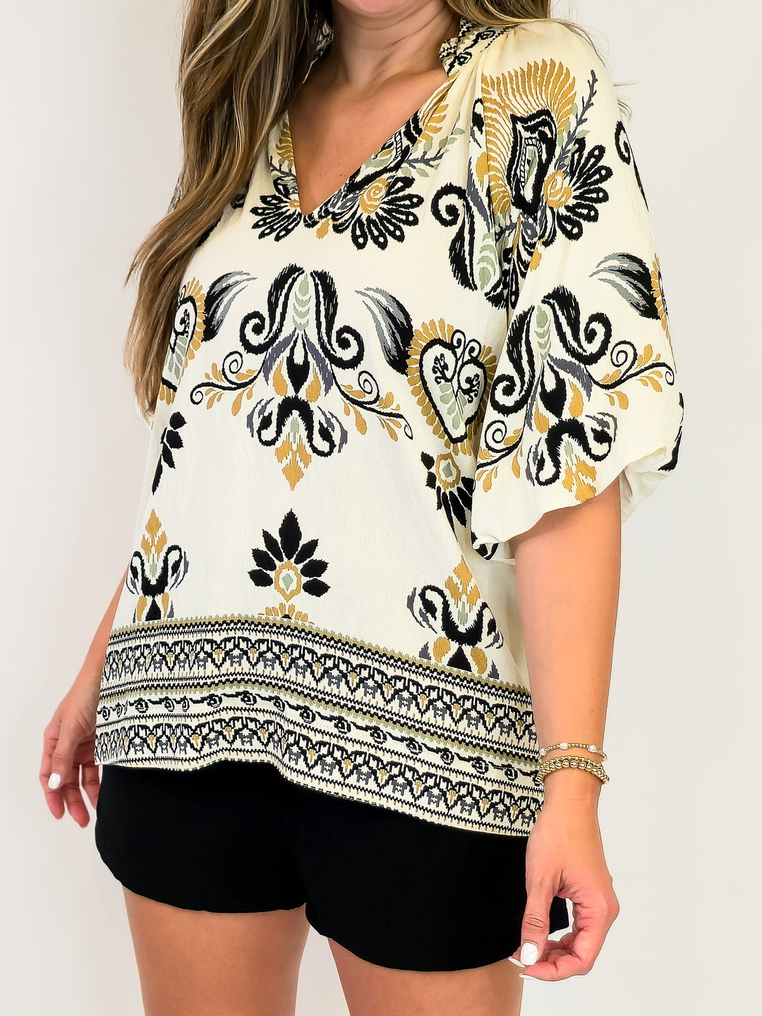 BORDER PRINT BUBBLE SLEEVE SCALLOPED EDGE TOP - BLACK