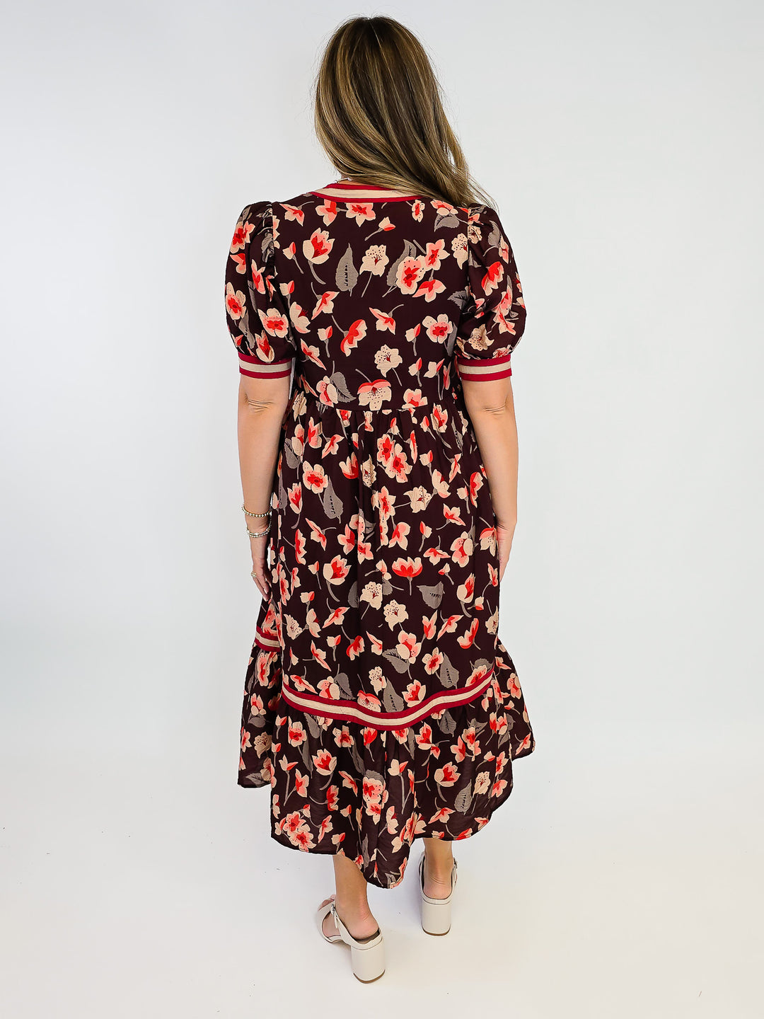 FLORAL PRINT BAND ACCENT TIERED MIDI DRESS - BROWN