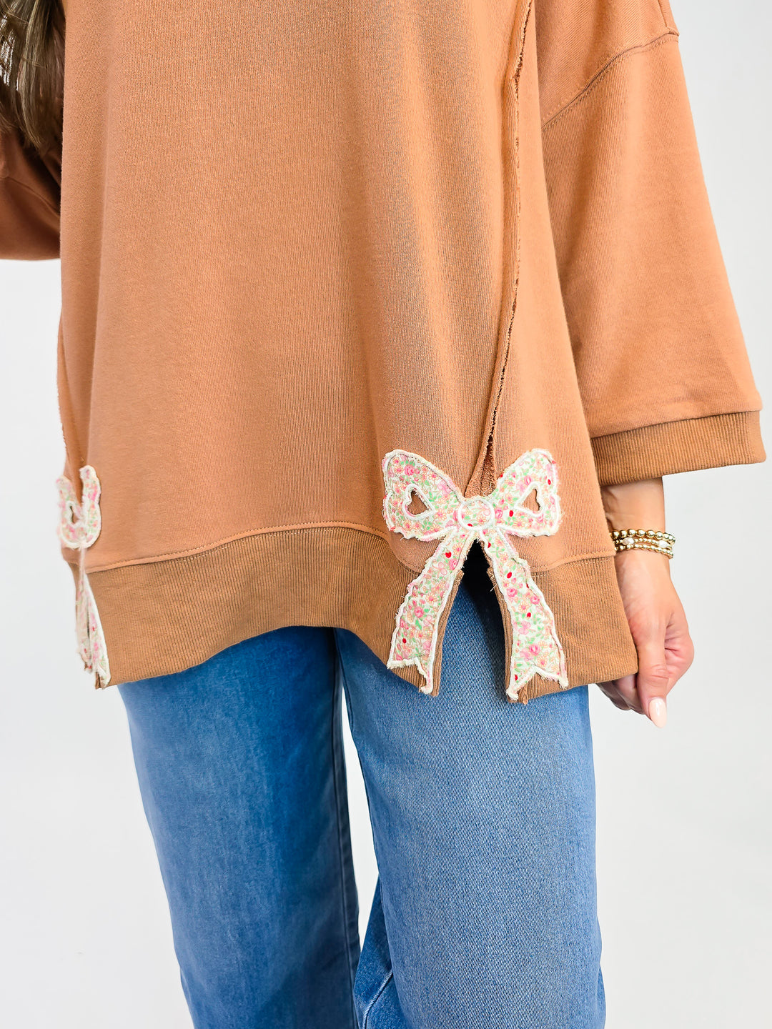 BOW PATCH BOTTOM HEM WASHED TERRY PULLOVER - CAMEL